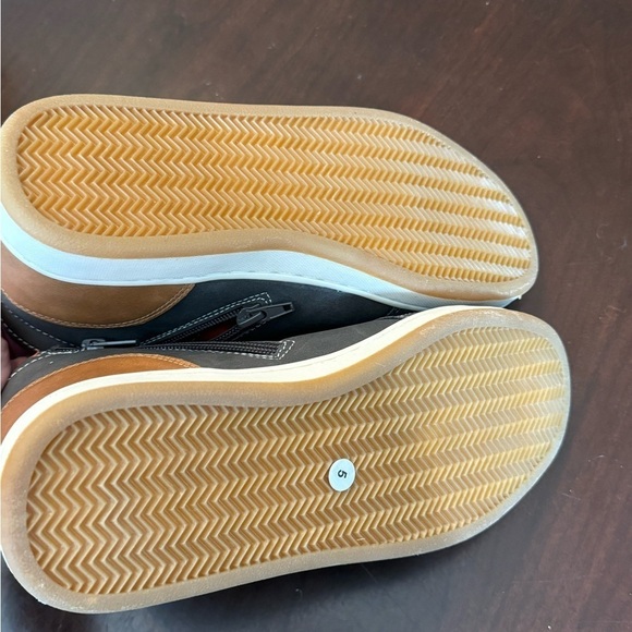 New Day Five Boy's Caleb Gray/Brown High Top Lace Up Sneakers. Size 5 (side zip) - Picture 5 of 5